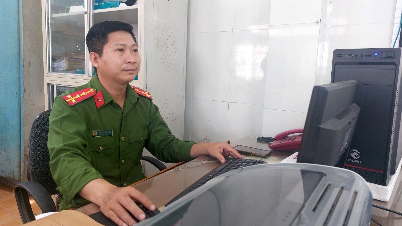 Đại úy Nguyễn Toàn Em - Bí thư Chi Đoàn cơ sở, Phòng CSQLHC về TTXH Công an tỉnh Sóc Trăng. Đại úy Nguyễn Toàn Em - Bí thư Chi Đoàn cơ sở, Phòng CSQLHC về TTXH Công an tỉnh Sóc Trăng.
