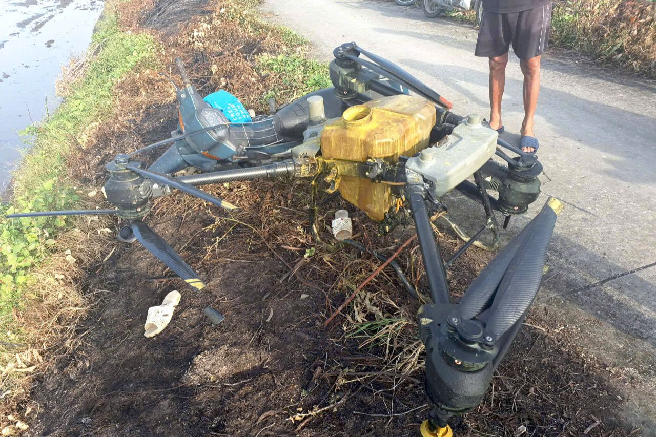 Người đi xe máy tử vong sau khi va chạm với máy bay phun thuốc trừ sâu.