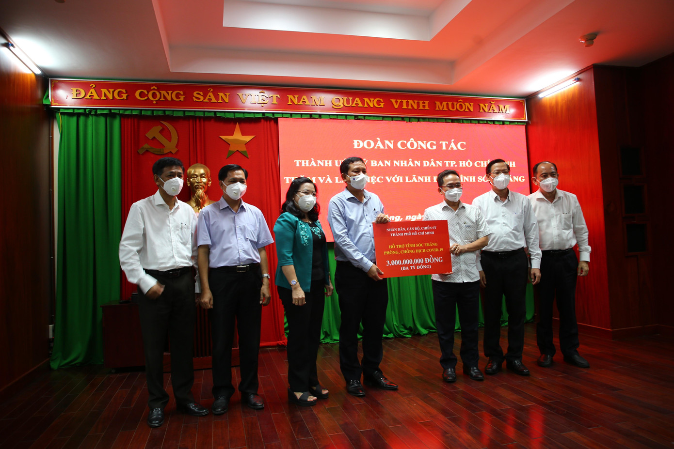 TP HCM hỗ trợ 3 tỷ đồng cho Sóc Trăng phòng chống dịch COVID-19. Ảnh: Nhật Huy.