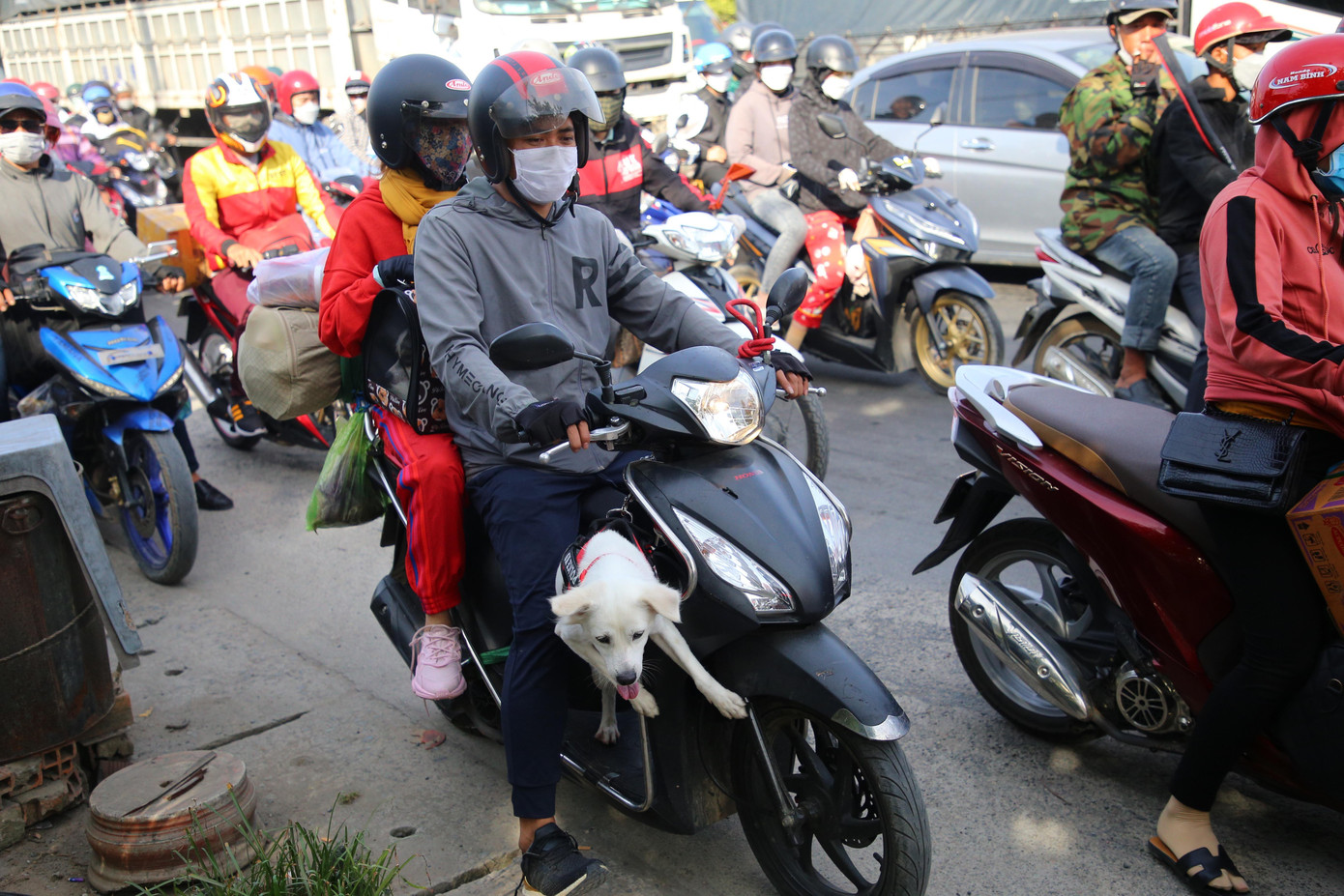 Người dân mang đồ đạc lỉnh kỉnh rời quê lên TPHCM.