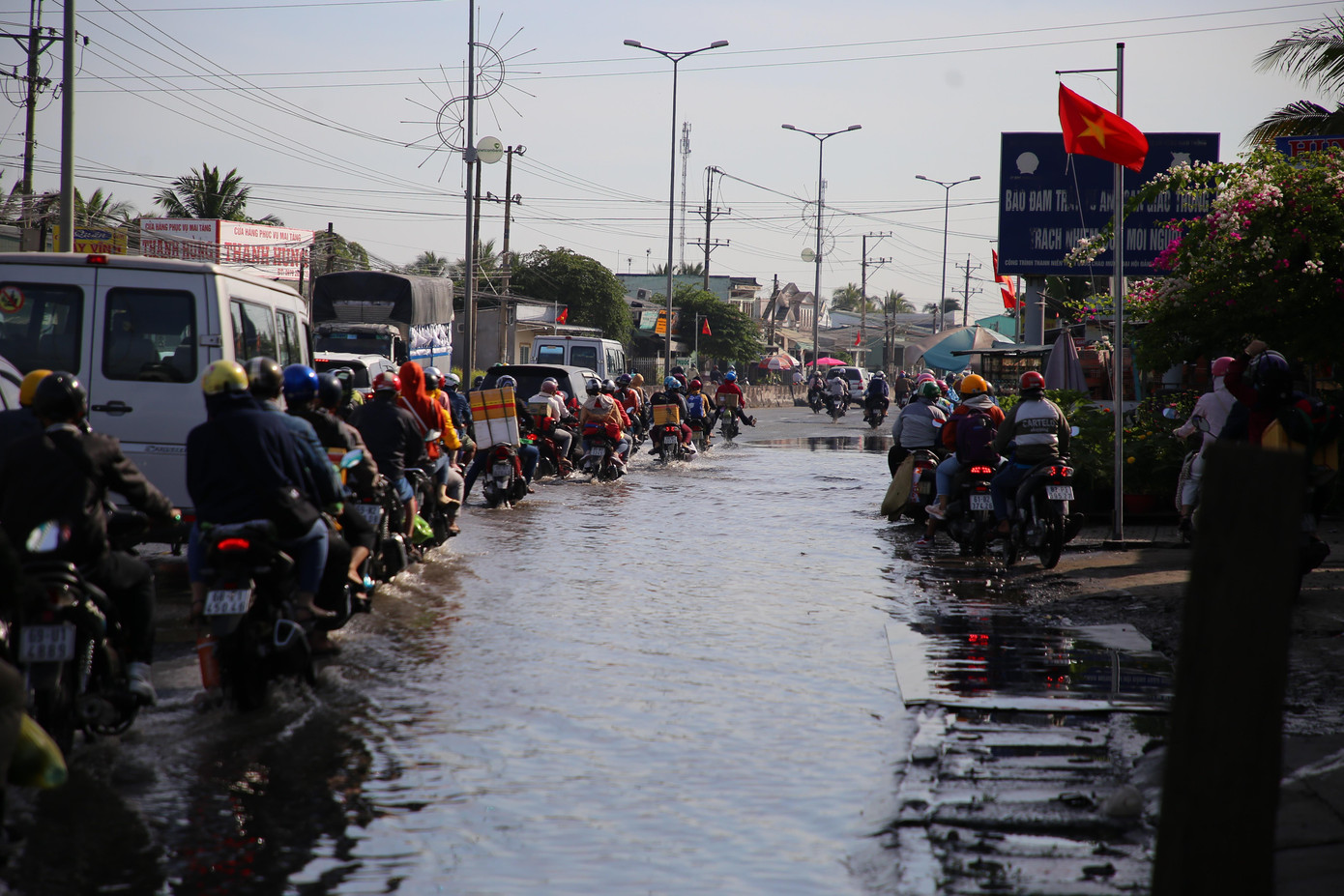 Thượng tá Trần Ngọc Đời - Phó Trưởng phòng CSGT, Công an tỉnh Vĩnh Long cho biết, sáng nay do ảnh hưởng triều cường, kết hợp lượng phương tiện di chuyển từ miền Tây lên TPHCM đông nên xảy ra ùn ứ cục bộ trên quốc lộ 1(đoạn địa tỉnh phận tỉnh Vĩnh Long).