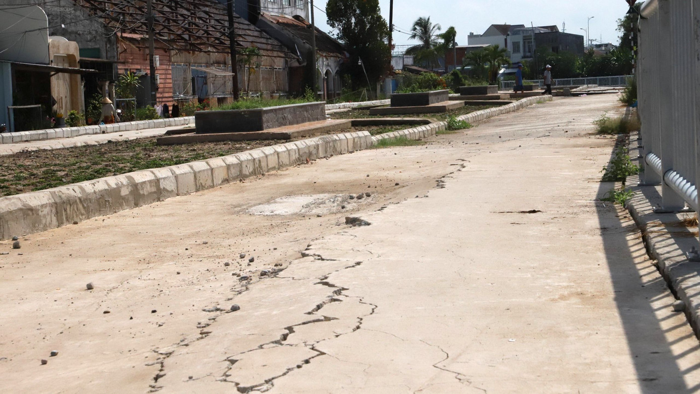 Vết nứt tại dự án kè bờ sông Cần Thơ. Ảnh: P.V.