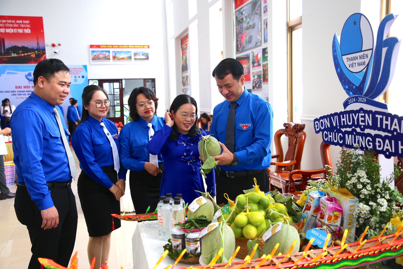 Anh Ngô Văn Cương - Bí thư Trung ương Đoàn (bìa phải) tham quan các gian hàng tại đại hội. Anh Ngô Văn Cương - Bí thư Trung ương Đoàn (bìa phải) tham quan các gian hàng tại đại hội.