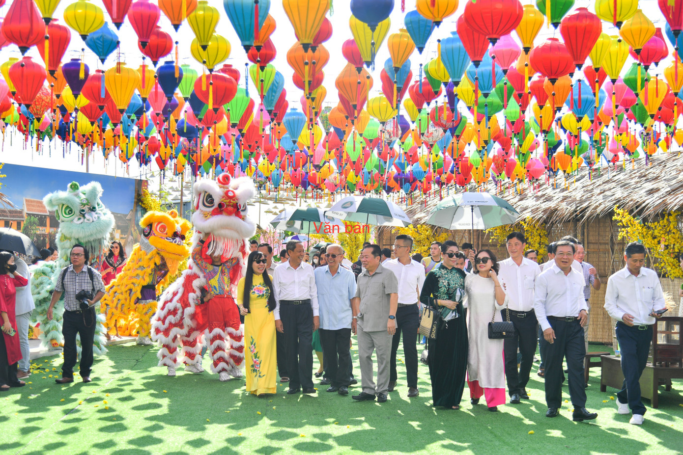 Điểm đặc biệt của không gian “Tinh hoa Tết Việt” được lấy cảm hứng từ Tết ba miền: Bắc, Trung, Nam, với mai, đào khoe sắc kết hợp nhiều tiểu cảnh mang đậm văn hóa ngày Tết cổ truyền của dân tộc Việt Nam như: nón lá, lồng đèn, diều...