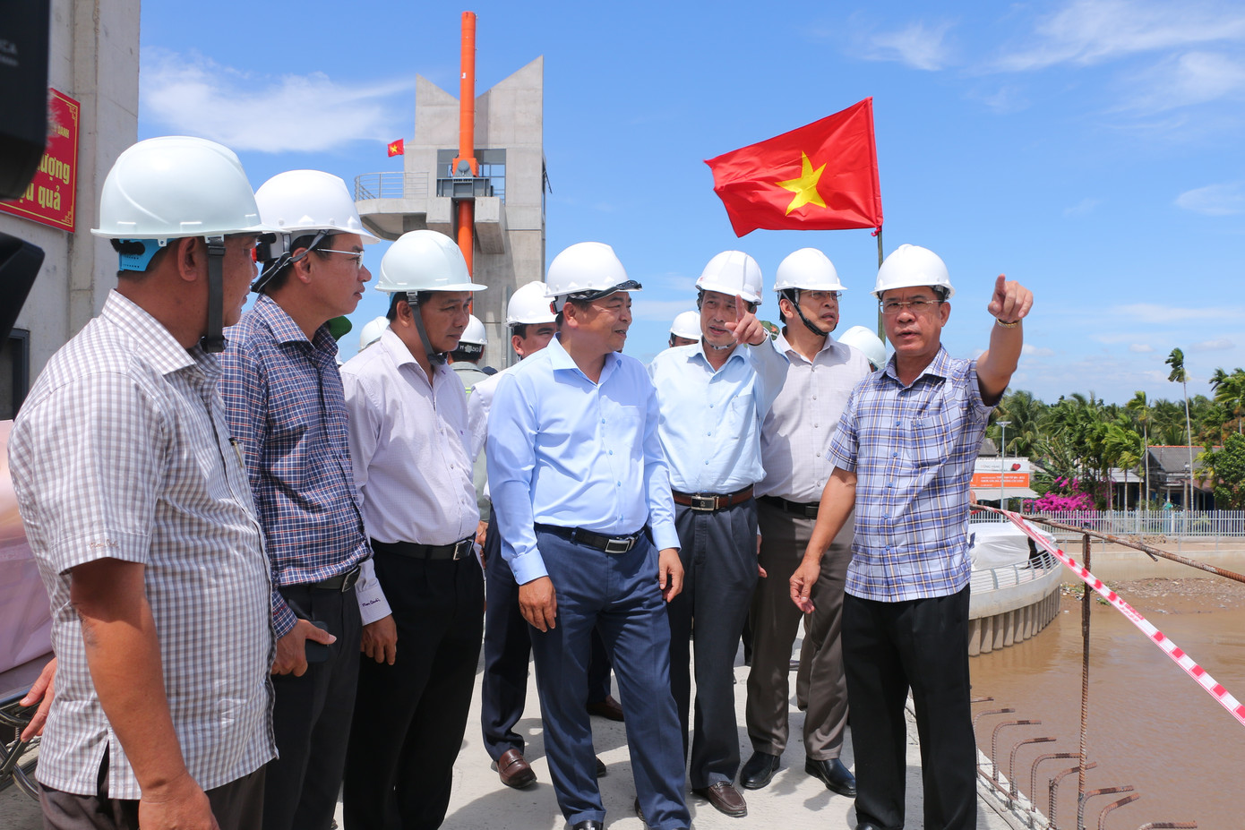 Lãnh đạo Bộ NN&amp;PTNT, UBND tỉnh Sóc Trăng kiểm tra tình hình thi công, vận hành cống âu Rạch Mọp.