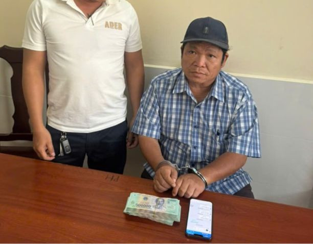 Nguyễn Cao Sang cùng tang vật bị bắt giữ.