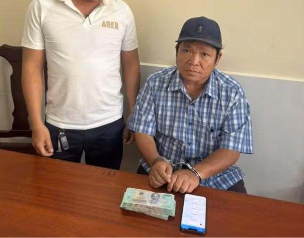Nguyễn Cao Sang cùng tang vật bị bắt giữ. Nguyễn Cao Sang cùng tang vật bị bắt giữ.