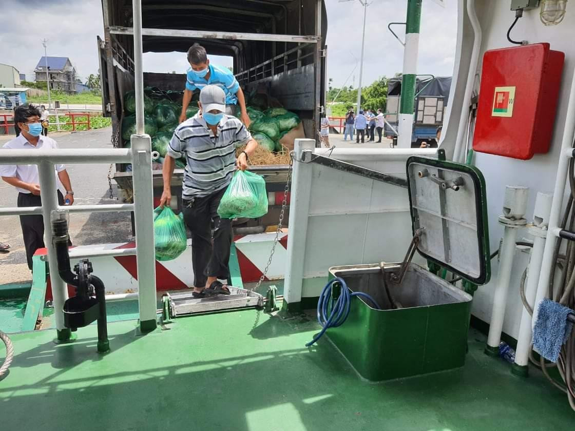 Vận chuyển hàng hóa lên tàu cao tốc.