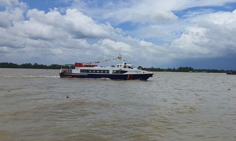 Mỗi tàu cao tốc được phép chở 20 tấn hàng hóa thiết yếu.