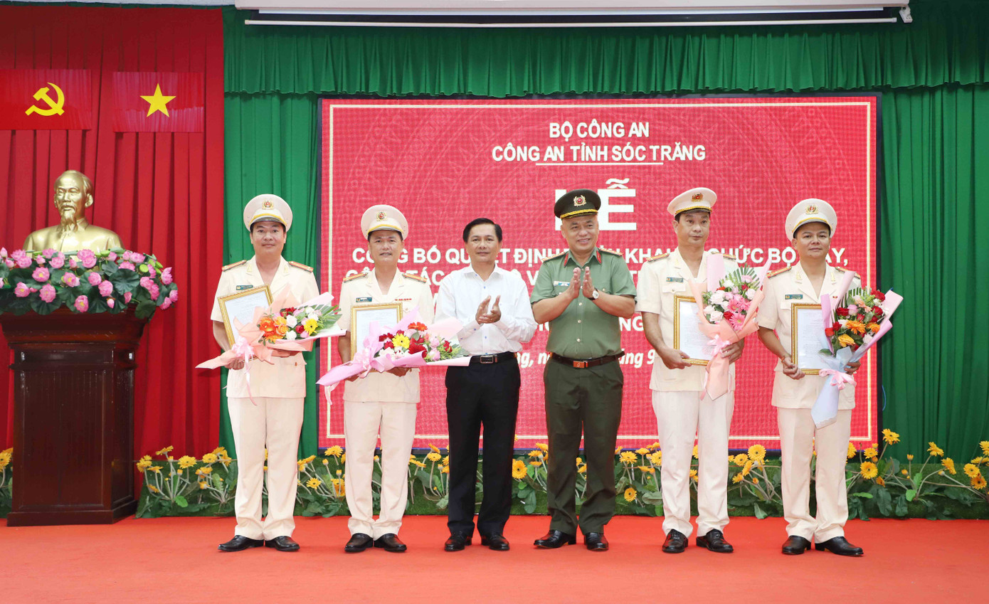 Thượng tá Phan Sỹ Vinh (ngoài cùng bên phải), giữ chức Trưởng phòng ANM&PCTPSDCNC Công an tỉnh Sóc Trăng. Thượng tá Phan Sỹ Vinh (ngoài cùng bên phải), giữ chức Trưởng phòng ANM&PCTPSDCNC Công an tỉnh Sóc Trăng.