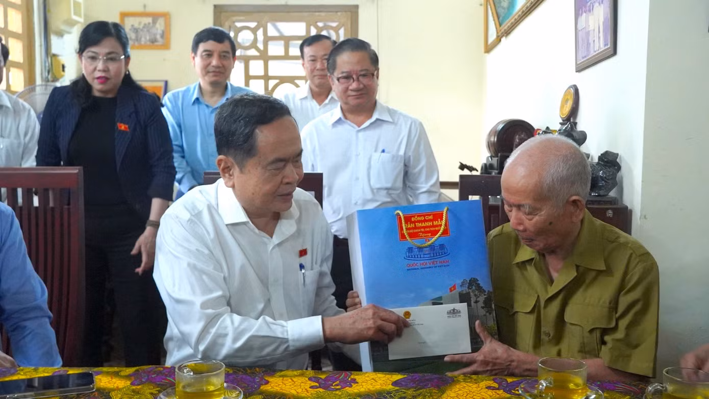 Chủ tịch Quốc hội Trần Thanh Mẫn thăm, tặng quà cho thương binh Phan Văn Nguyện.