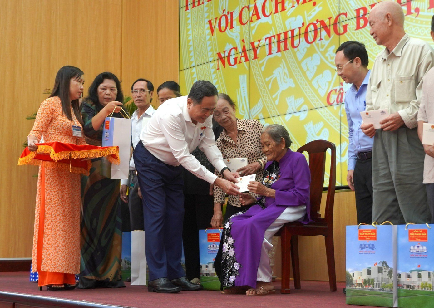 Chủ tịch Quốc hội Trần Thanh Mẫn tặng quà cho gia đình chính sách, người có công với cách mạng. Ảnh: T.Q.