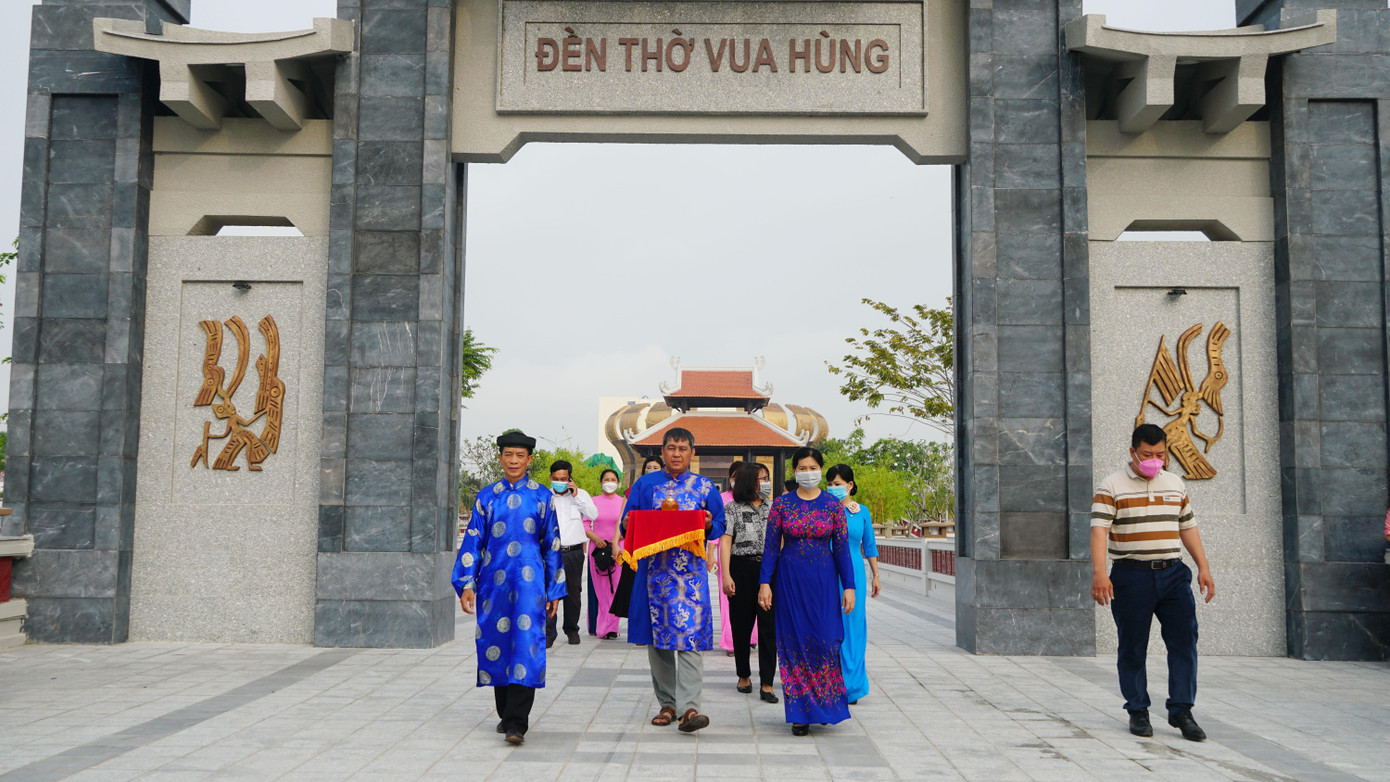 Trước đó, Sở VH-TT&amp;DL TP. Cần Thơ cùng một đơn vị cung tiến lễ vật đã tổ chức lễ xin lửa, rước lửa từ Đền thờ Vua Hùng tại Cần Thơ (đường Võ Văn Kiệt, quận Bình Thủy) về địa điểm đúc trống đồng.