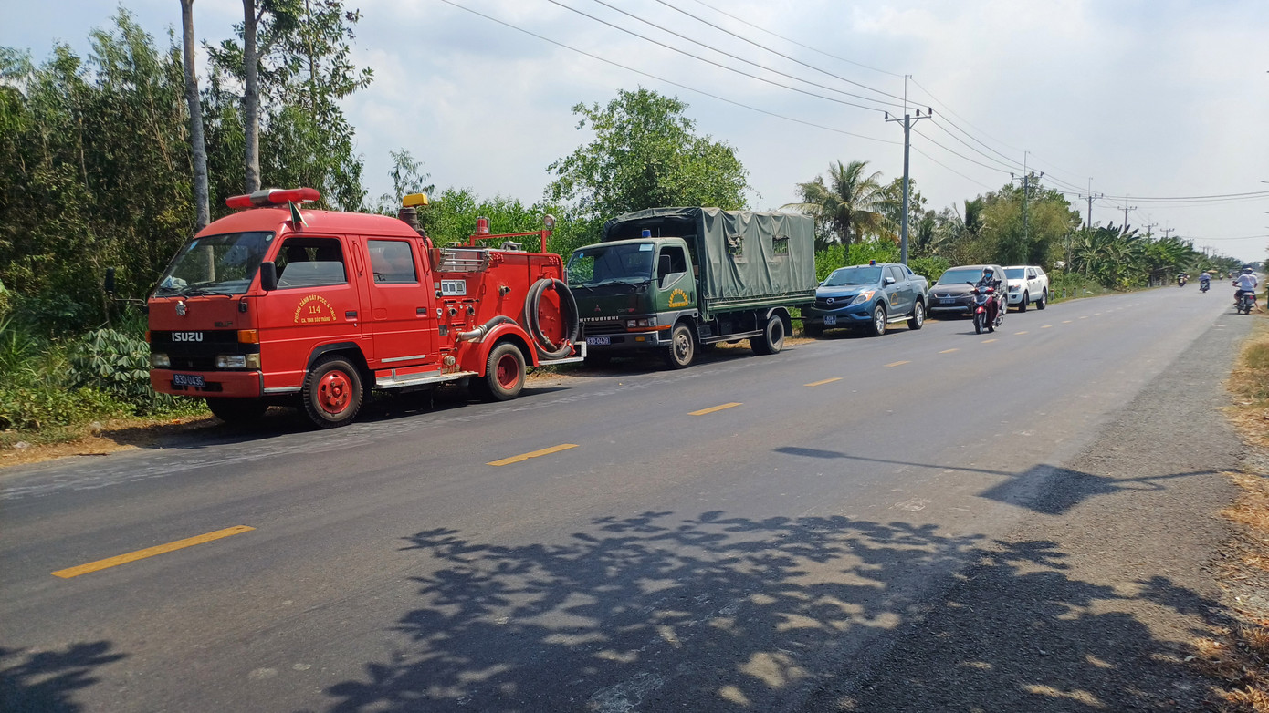 Xe cảnh sát đến hiện trường. Xe cảnh sát đến hiện trường.