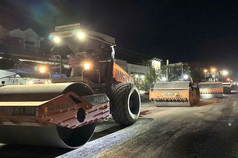 Nhằm đảm bảo tiến độ đề ra, ngày 14/3, Ban Quản lý Dự án Mỹ Thuận đã phát động phong trào thi đua “45 ngày đêm đẩy nhanh tiến độ”, huy động 500 công nhân, 83 cán bộ kỹ thuật, tổ chức thi công 3 ca, 4 kíp với 30 mũi thi công liên tục.