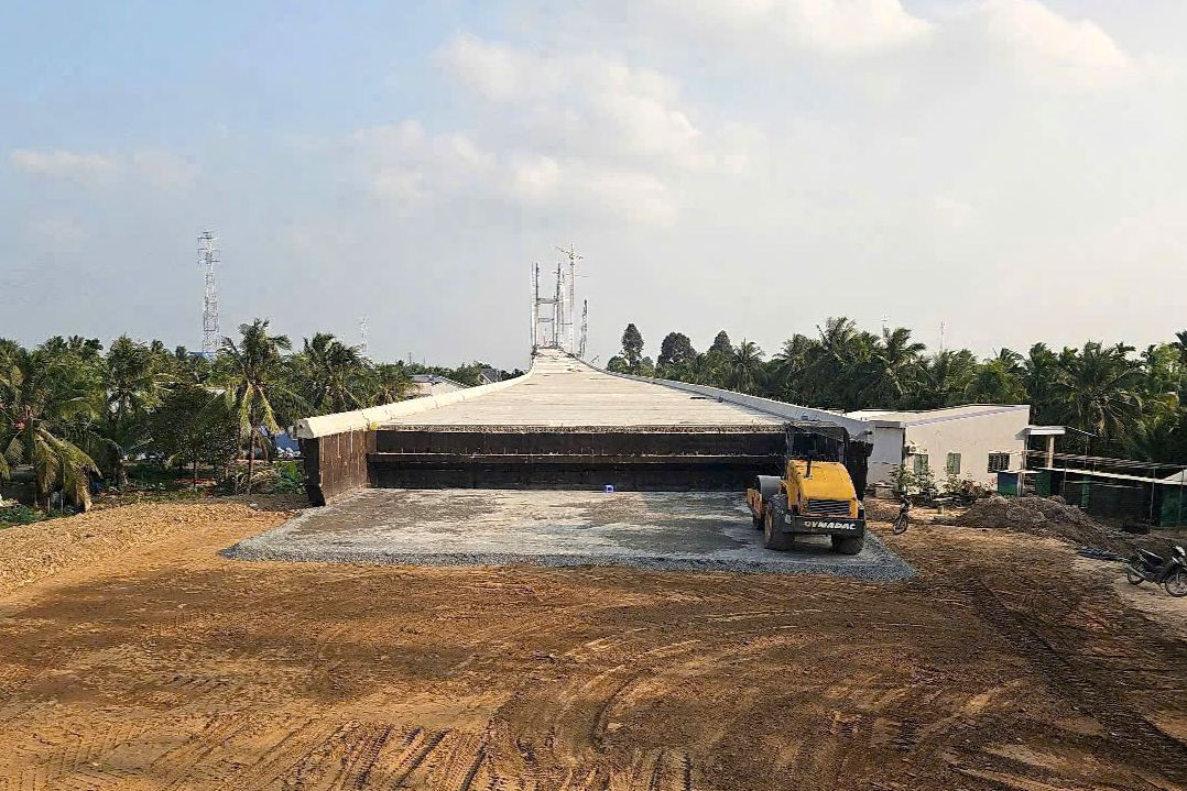 Dự án cầu Rạch Miễu 2 có tổng mức đầu tư hơn 6.810 tỷ đồng, từ nguồn vốn ngân sách Nhà nước, đang được triển khai thi công khẩn trương. Công tác giải phóng mặt bằng đã hoàn thành 100% trên toàn tuyến (17,6km), tạo điều kiện thuận lợi để đẩy nhanh tiến độ.