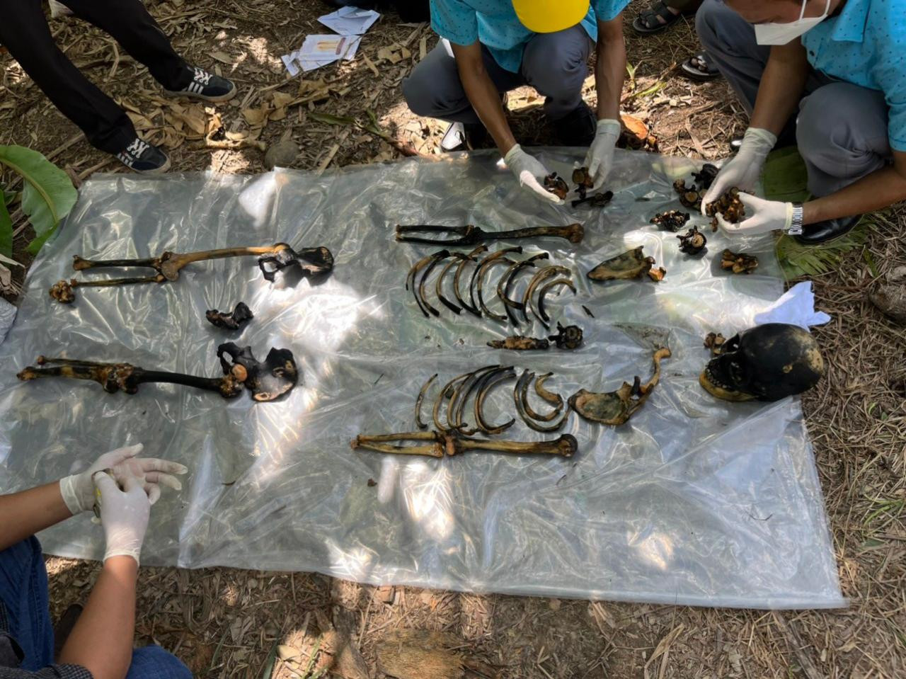 Xương cốt của nạn nhân tìm thấy dưới ao. (Ảnh công an cung cấp). Xương cốt của nạn nhân tìm thấy dưới ao. (Ảnh công an cung cấp).