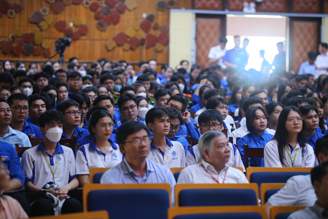 Đại diện lực lượng đoàn viên, thanh niên, sinh viên và nguồn nhân lực trẻ trên địa bàn thành phố dự hội nghị tiếp xúc cử tri.