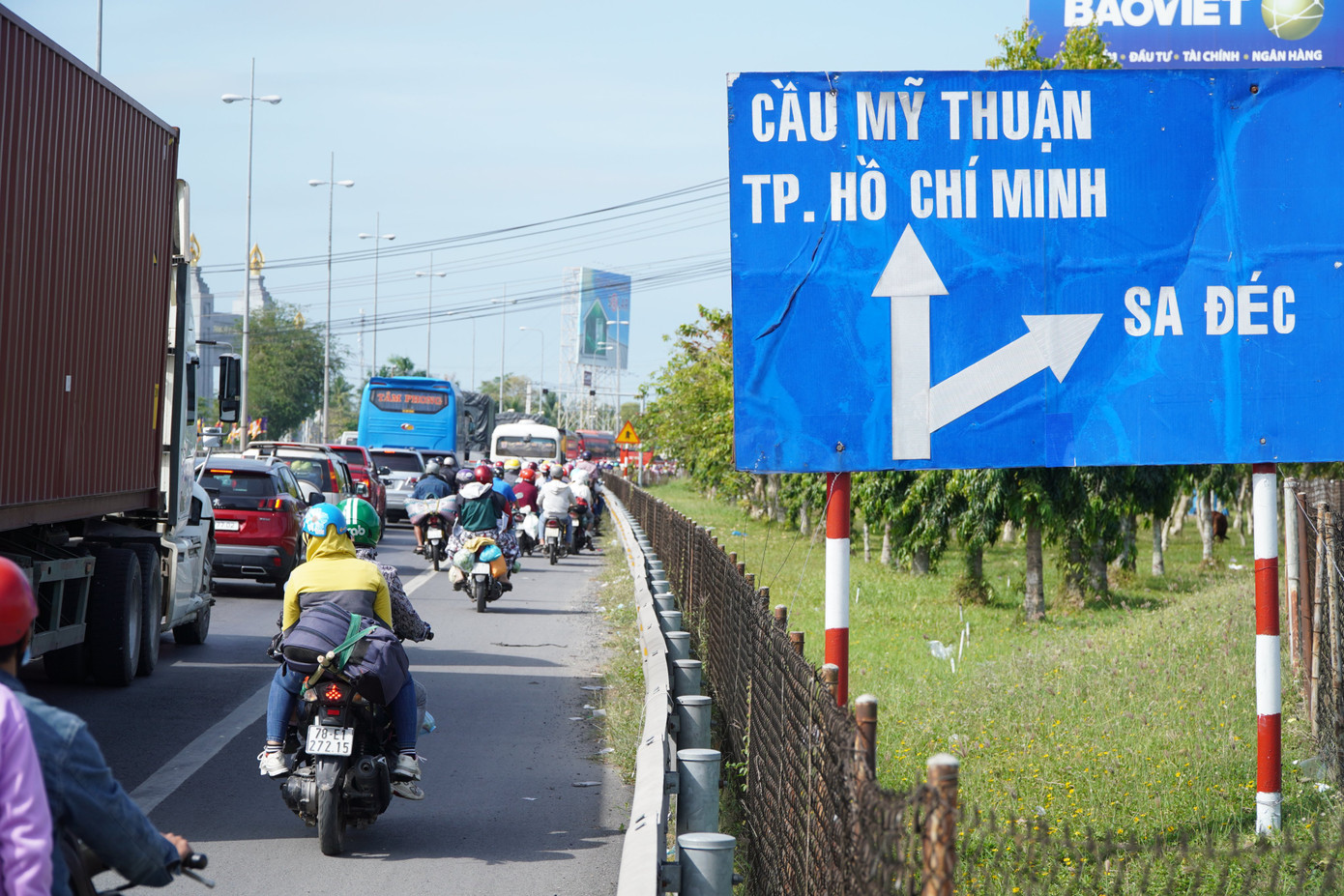 Chị Nguyễn Cẩm Hồng (ngụ tại Cà Mau) cho biết, ngày mai (29/1) là ngày nghỉ cuối cùng Tết Nguyên đán, nên chị tranh thủ lên TPHCM sớm để nghỉ ngơi, chuẩn bị cho công việc năm mới. "Mọi năm, tôi biết hay xảy ra tình trạng này nên vợ chồng rời quê đi từ sớm. Tuy nhiên, khi đến Vĩnh Long thì không thể di chuyển qua cầu Mỹ Thuận được do lượng phương tiện đổ về quá đông nên đứng ‘chôn chân’ gần 1 giờ đồng hồ. Tôi hy vọng cầu Mỹ Thuận 2 sớm hoàn thành để giảm bớt áp lực kẹt xe cho cầu hiện hữu vào dịp lễ, tết".