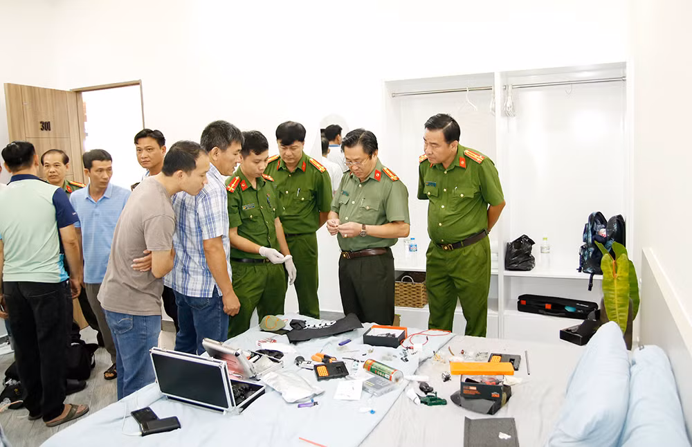 Đại tá Lâm Phước Nguyên, Giám đốc Công an tỉnh An Giang (thứ 2 từ phải qua) trực tiếp đến hiện trường chỉ đạo công tác khám xét và điều tra vụ án. Đại tá Lâm Phước Nguyên, Giám đốc Công an tỉnh An Giang (thứ 2 từ phải qua) trực tiếp đến hiện trường chỉ đạo công tác khám xét và điều tra vụ án.