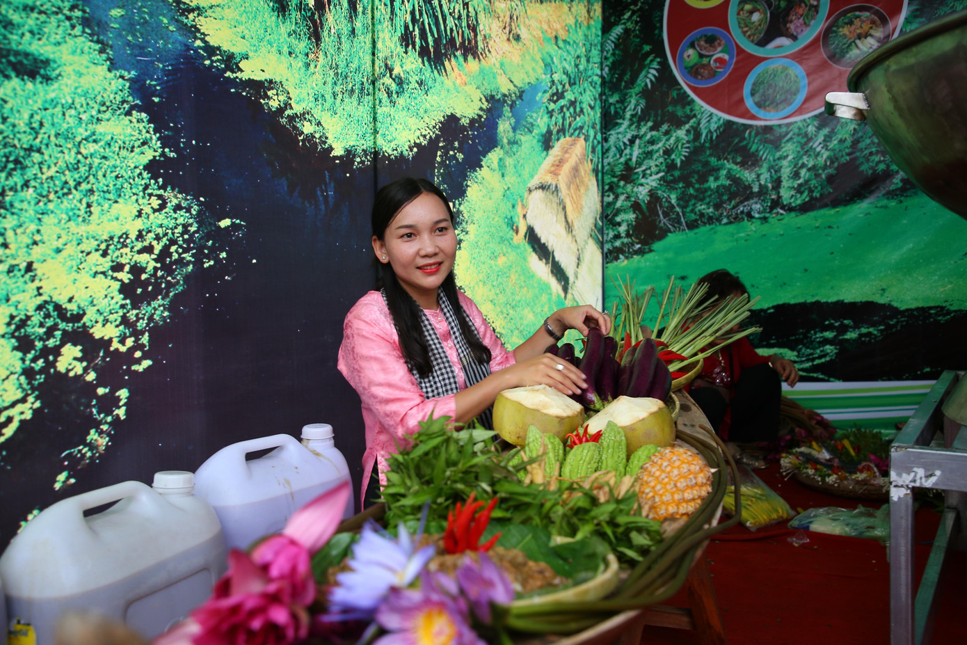 Lẩu mắm được chế biến công phu và kỳ công với 4 đầu bếp và 7 phụ bếp. Với nồi lẩu bằng inox, kích thước đường kính 125cm, cao 40cm, chứa 45 lít nước, sử dụng than, chiều cao toàn bếp 75cm. Lẩu chứa 50 lít nước, được nấu từ 10kg mắm cá đồng.