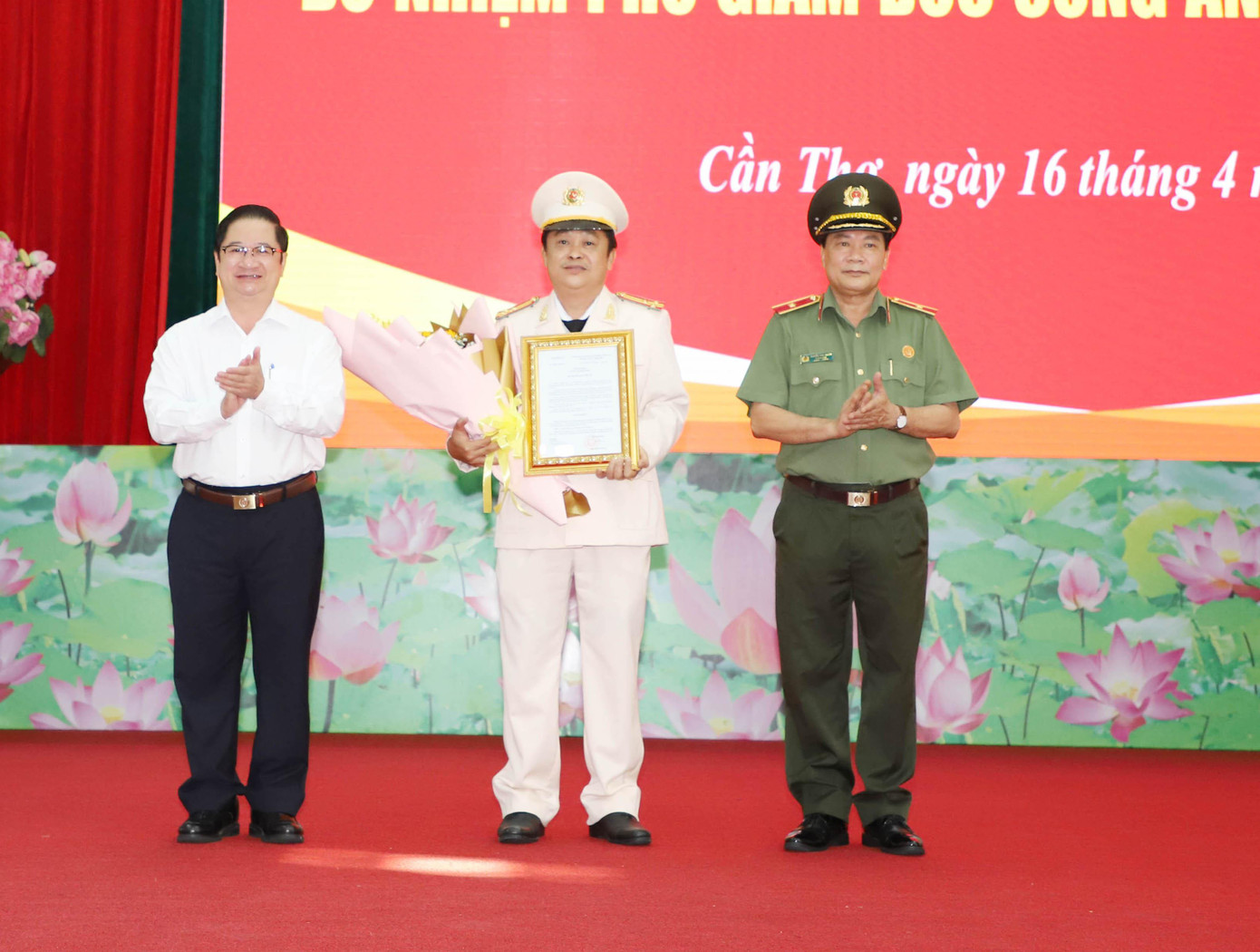 Thừa ủy quyền của Bộ trưởng Bộ Công an, Thiếu tướng Nguyễn Văn Thuận, Giám đốc Công an TP Cần Thơ trao Quyết định bổ nhiệm cho Thượng tá Lê Đức Bảy.