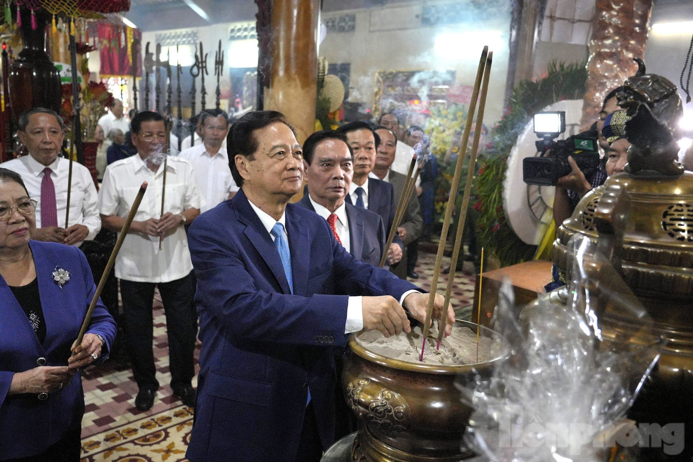 Nguyên Ủy viên Bộ Chính trị, nguyên Thủ tướng Chính phủ Nguyễn Tấn Dũng và Đại tướng Lê Hồng Anh - nguyên Ủy viên Bộ Chính trị, nguyên Thường trực Ban Bí thư thắp hương tại Di tích lịch sử văn hóa mộ và đình Nguyễn Trung Trực.