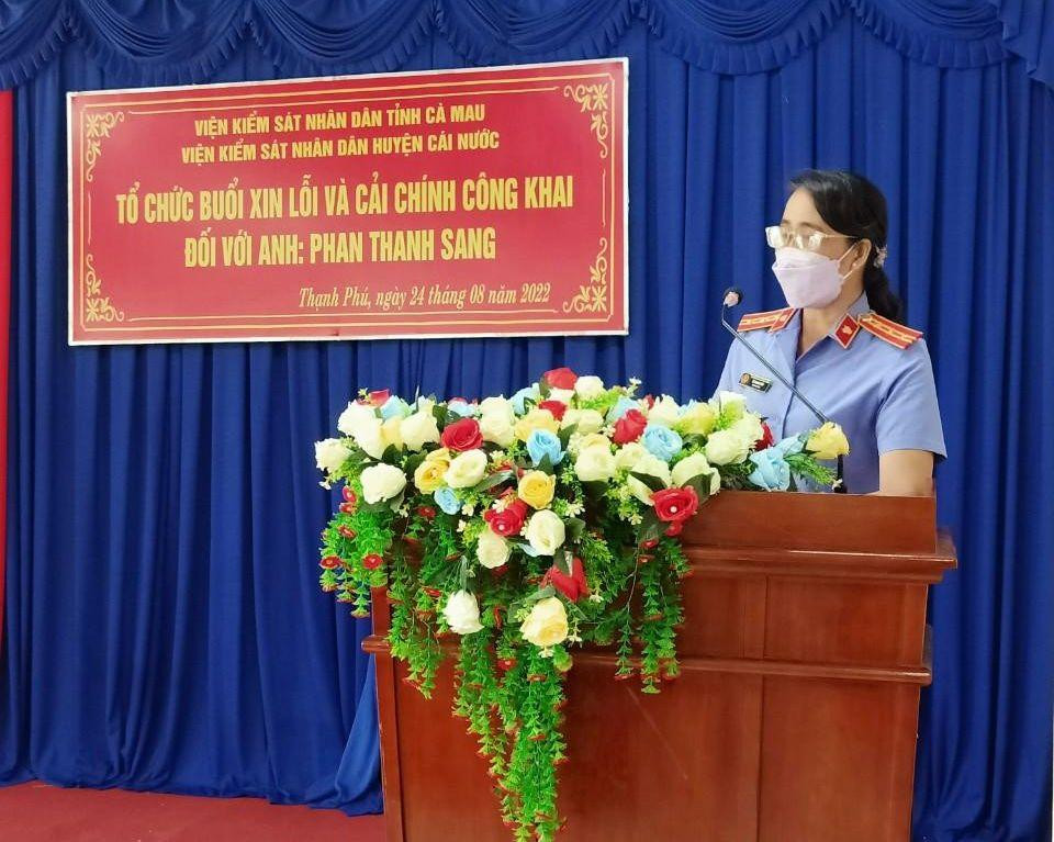 Bà Từ Thanh Thùy, Viện trưởng VKSND huyện Cái Nước trình bày quan điểm xin lỗi đối với anh Phan Thanh Sang.