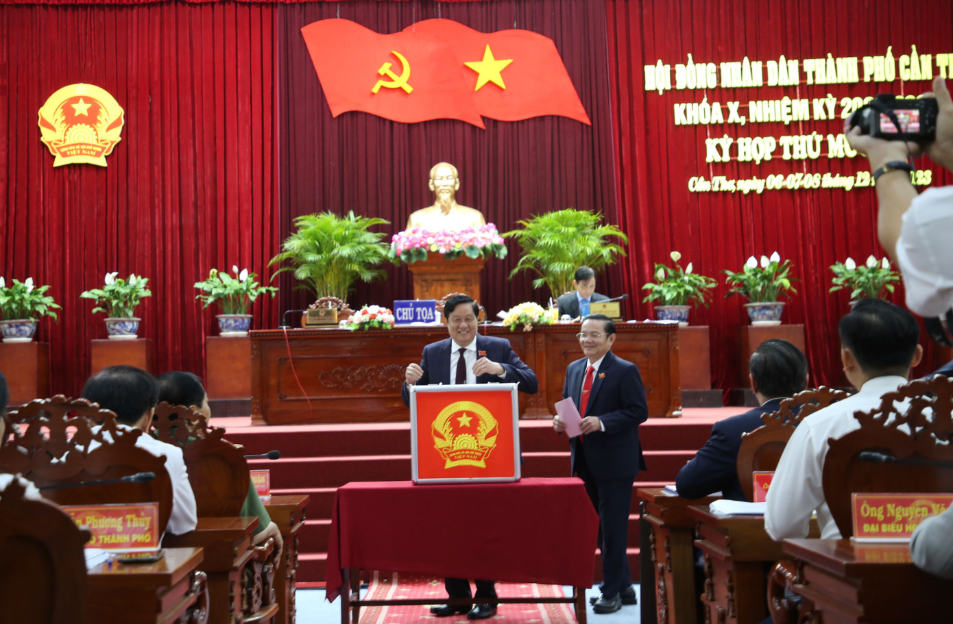 Chủ tịch HĐND TP. Cần Thơ có số phiếu tín nhiệm cao.