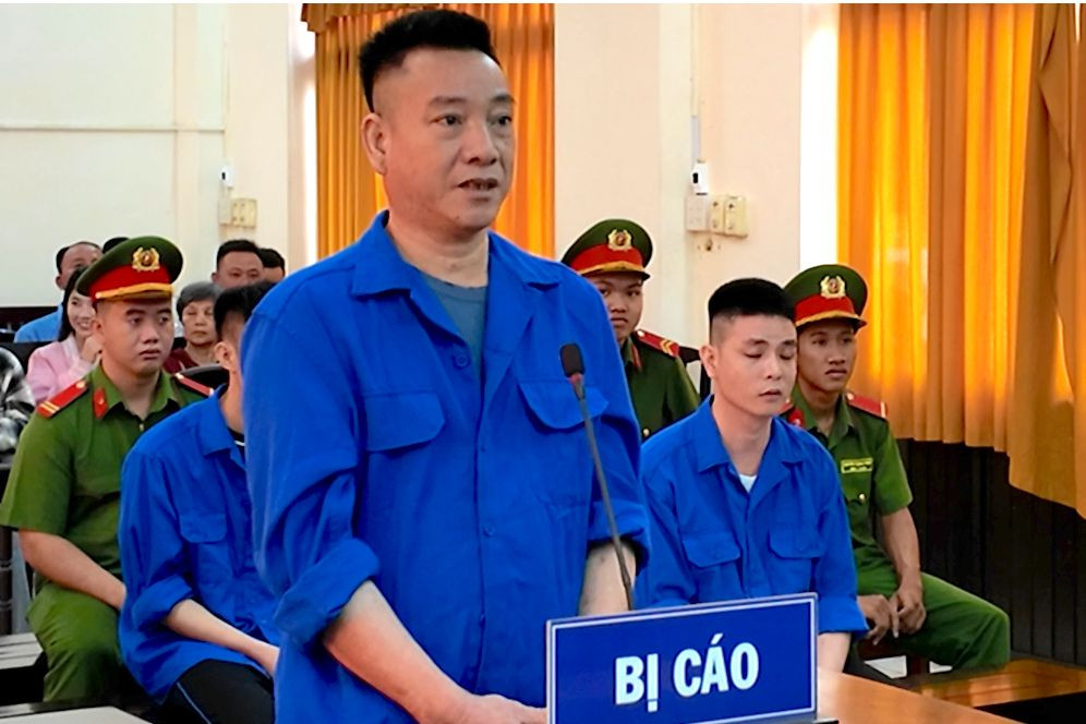 Bị cáo Lê Văn Rin lĩnh 13 năm tù về tội “Giết người”. Ảnh: Văn Vũ Bị cáo Lê Văn Rin lĩnh 13 năm tù về tội “Giết người”. Ảnh: Văn Vũ