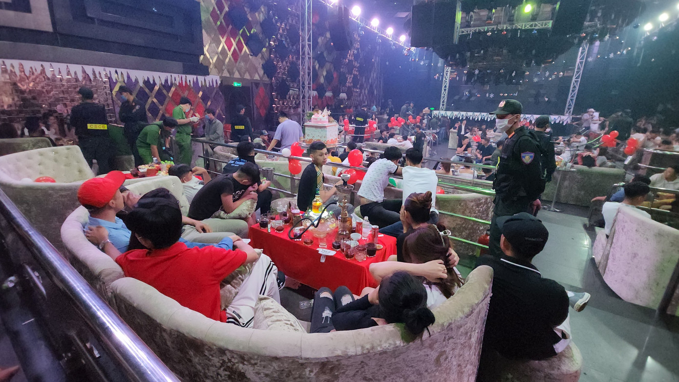 Lực lượng công an tiến hành kiểm tra quán bar có gần 300 đang vui chơi. Ảnh: Văn Vũ.