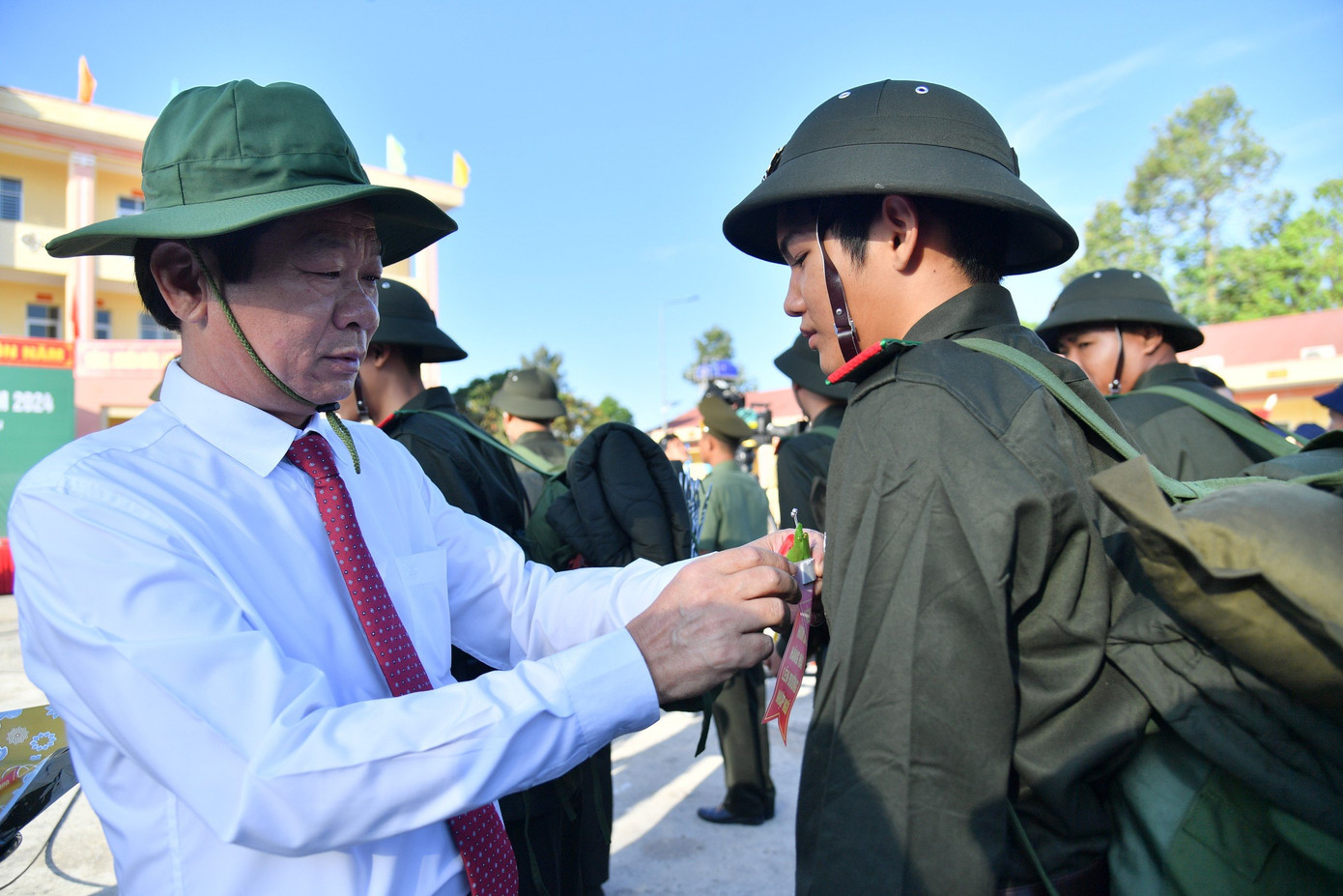 Bí thư Tỉnh uỷ Kiên Giang - ông Đỗ Thanh Bình động viên thanh niên lên đường nhập ngũ.