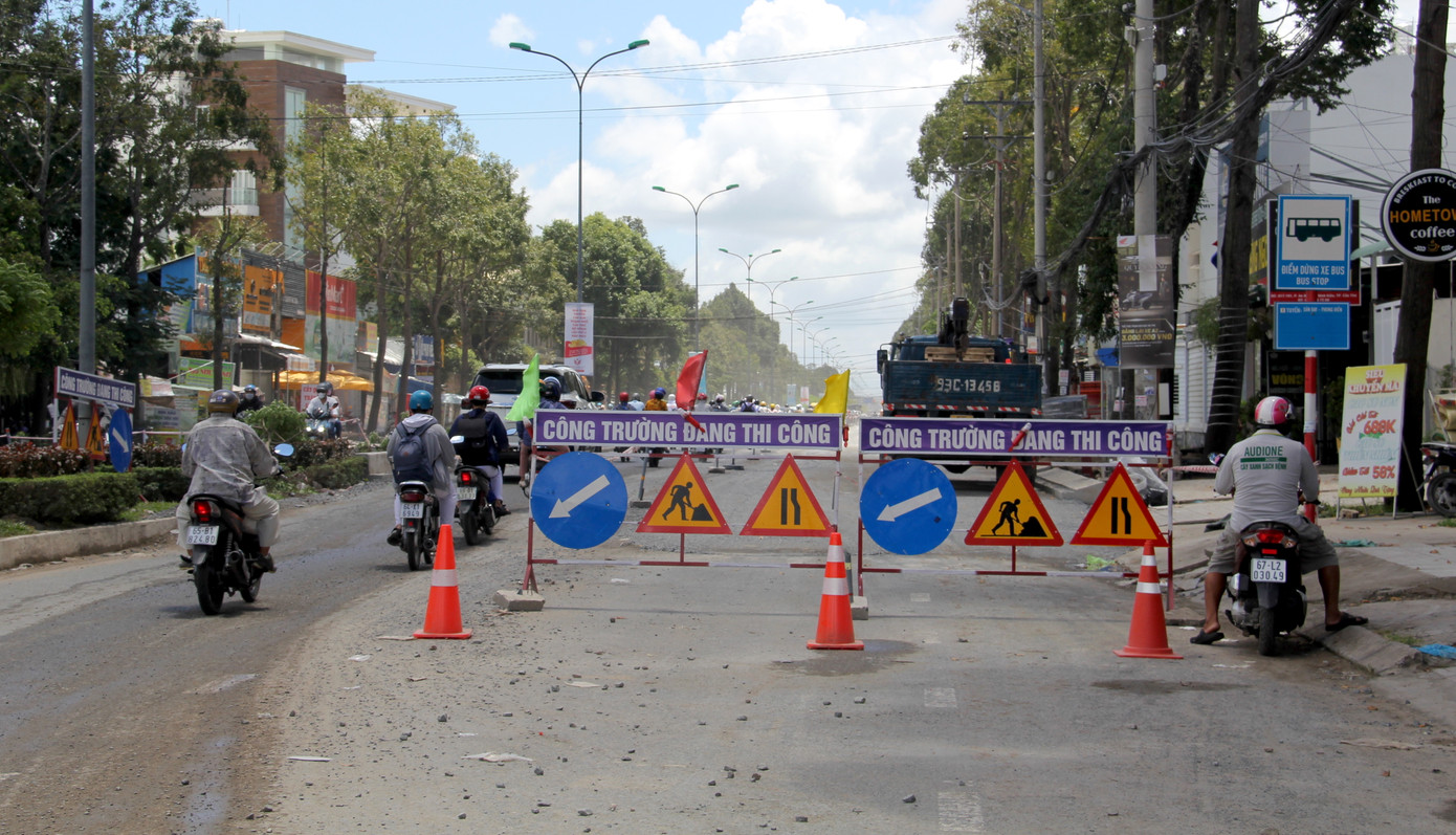 Ngày 14/8, trao đổi với phóng viên Tiền Phong, ông Lữ Quốc Việt, Giám đốc Ban Quản lý dự án và Phát triển quỹ đất quận Ninh Kiều - cho biết, công trình nâng cấp đường Nguyễn Văn Cừ, đoạn từ ngã tư giao với đường Nguyễn Văn Linh đến đường Hoàng Quốc Việt (thuộc phường An Bình) dài khoảng 1,5km, tổng kinh phí khoảng 42 tỷ đồng (nguồn ngân sách địa phương) đang được triển khai.