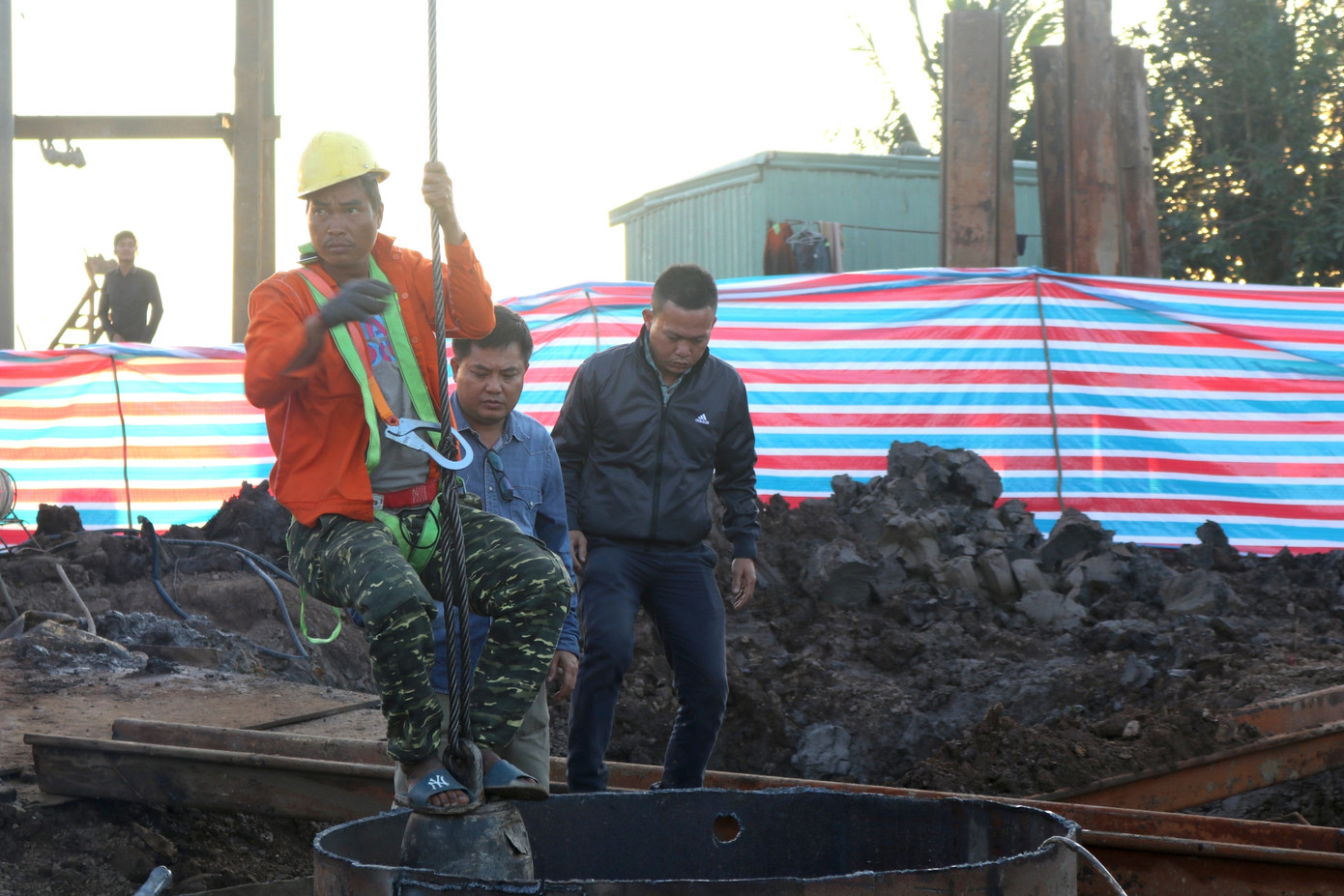 Ghi nhận của phóng viên tại hiện trường, hiện lực lượng cứu nạn cứu hộ đang sử dụng nhiều thiết bị, phương tiện chuyên dụng để tiến hành phương án cứu hộ nạn nhân trong thời gian sớm nhất.