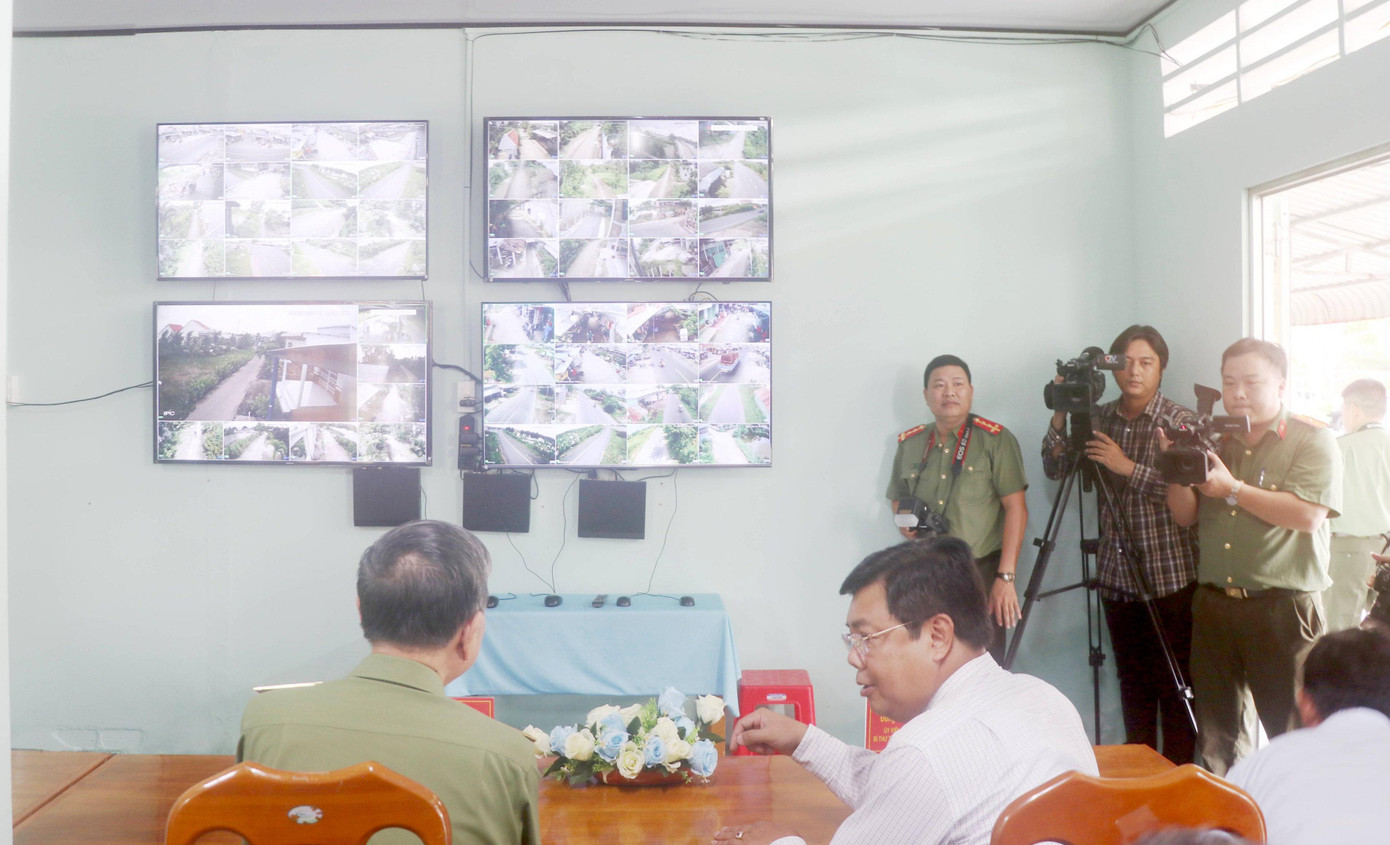 Bộ trưởng thăm mô hình “camera an ninh” tại xã Hưng Mỹ. Bộ trưởng thăm mô hình “camera an ninh” tại xã Hưng Mỹ.