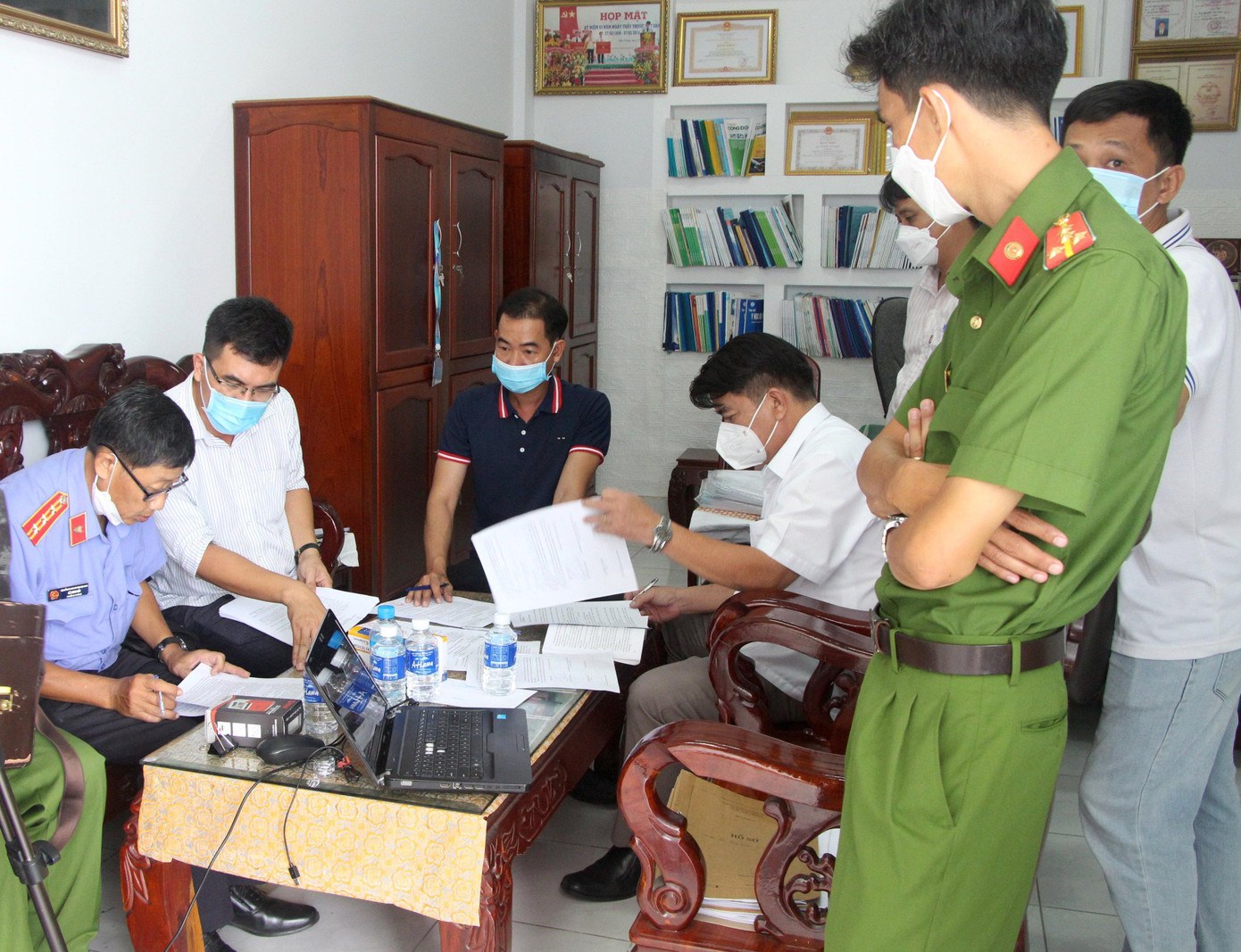 Cơ quan chức năng khám xét phòng làm việc của ông Lành tại CDC Hậu Giang.