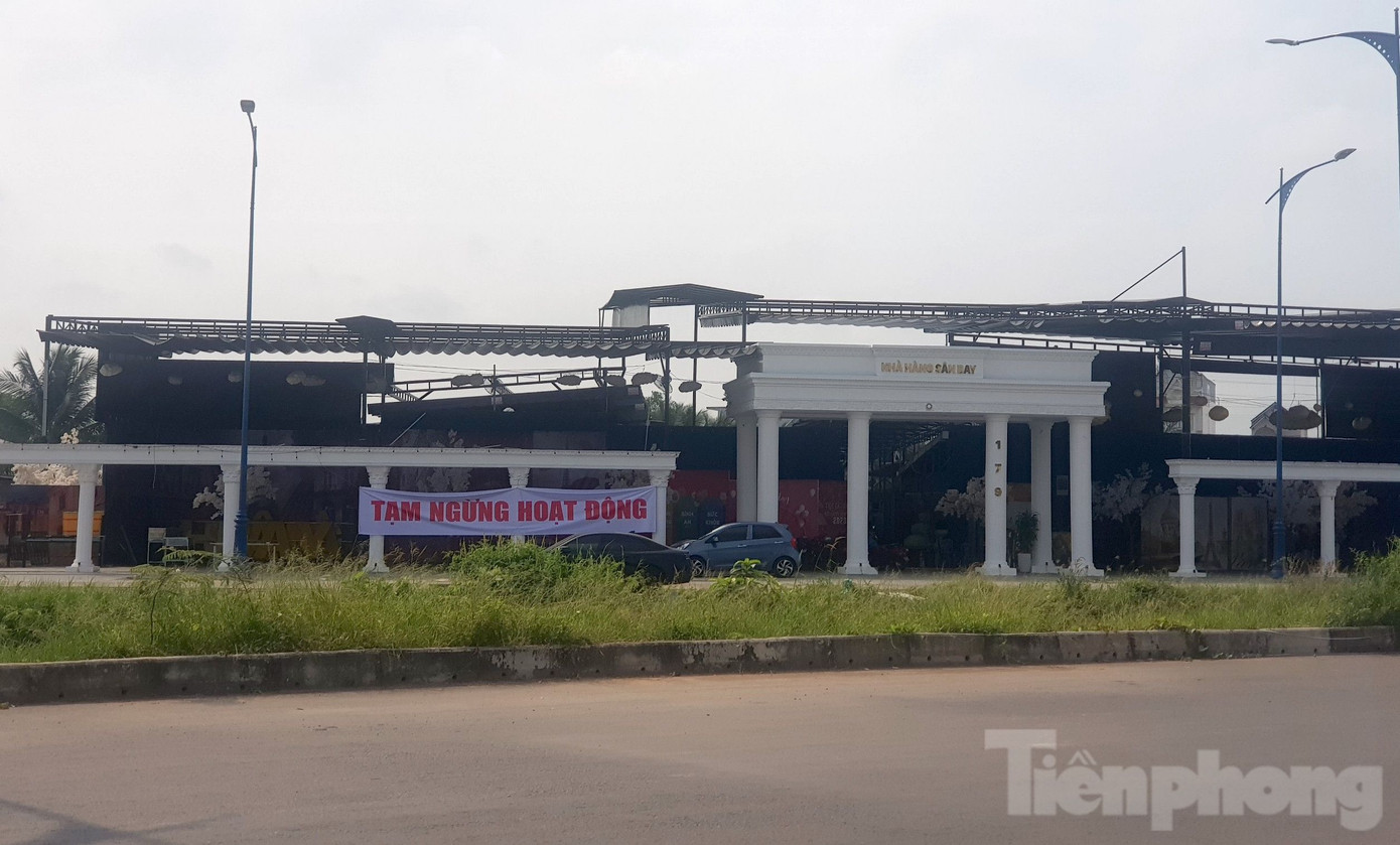 Nhà hàng sân bay treo băng rôn 'tạm ngưng hoạt động'.
