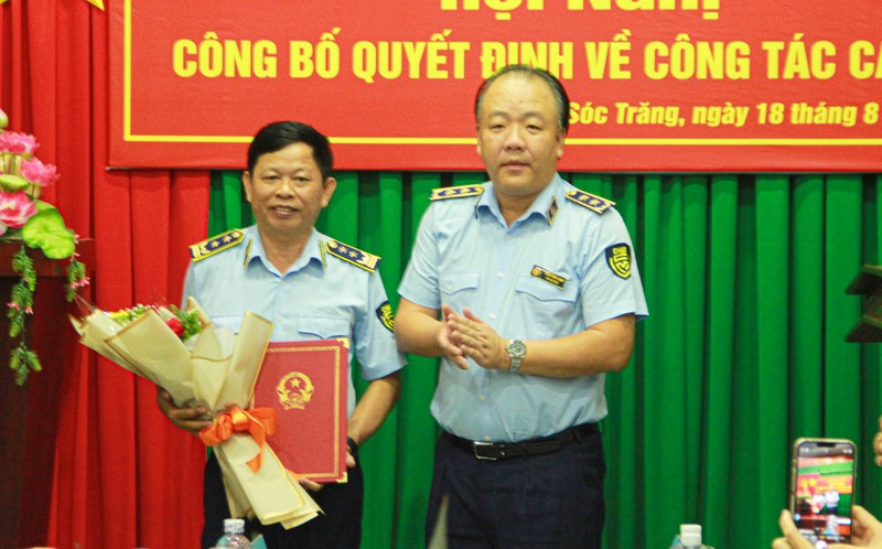 Ông Nguyễn Ngọc Hiền (trái) giữ chức Cục trưởng Cục Quản lý thị trường tỉnh Sóc Trăng.