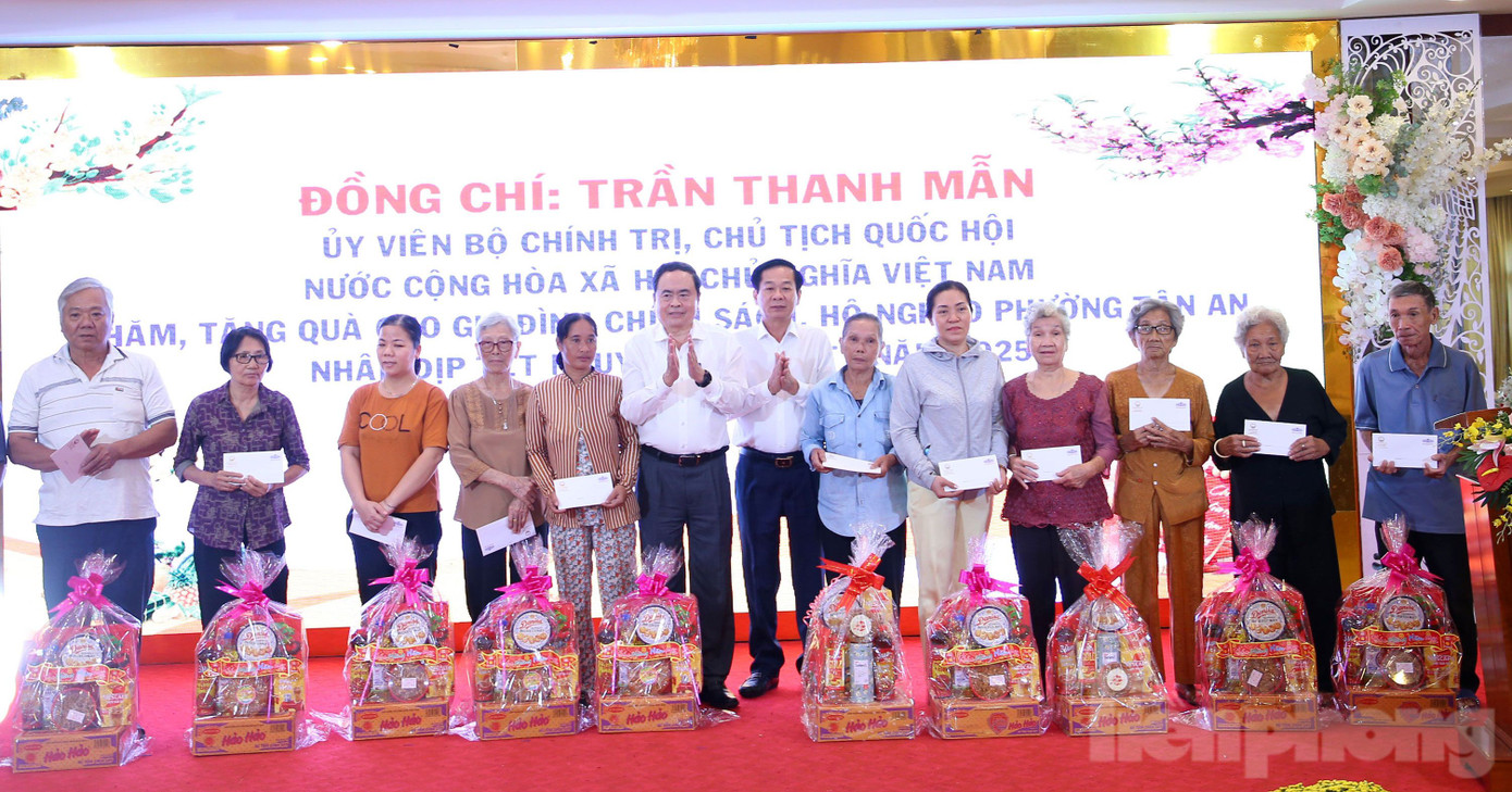 Chủ tịch Quốc hội Trần Thanh Mẫn và Bí thư Thành uỷ Cần Thơ Đỗ Thanh Bình tặng quà Tết gia đình chính sách, hộ nghèo tại phường Tân An, quận Ninh Kiều. Ảnh: Nhật Huy. Chủ tịch Quốc hội Trần Thanh Mẫn và Bí thư Thành uỷ Cần Thơ Đỗ Thanh Bình tặng quà Tết gia đình chính sách, hộ nghèo tại phường Tân An, quận Ninh Kiều. Ảnh: Nhật Huy.
