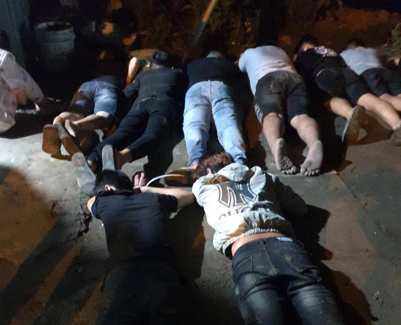 Lực lượng chức năng bắt giữ nhóm "quái xế" tụ tập đua xe trái phép.-Ảnh: Châu Thành.