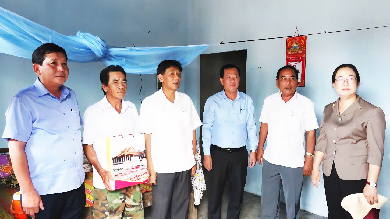 Bí thư Tỉnh ủy Sóc Trăng - Lâm Văn Mẫn (thứ 3 từ trái sang) cùng lãnh đạo thị xã Vĩnh Châu thăm, tặng quà hộ được nhận nhà. Bí thư Tỉnh ủy Sóc Trăng - Lâm Văn Mẫn (thứ 3 từ trái sang) cùng lãnh đạo thị xã Vĩnh Châu thăm, tặng quà hộ được nhận nhà.