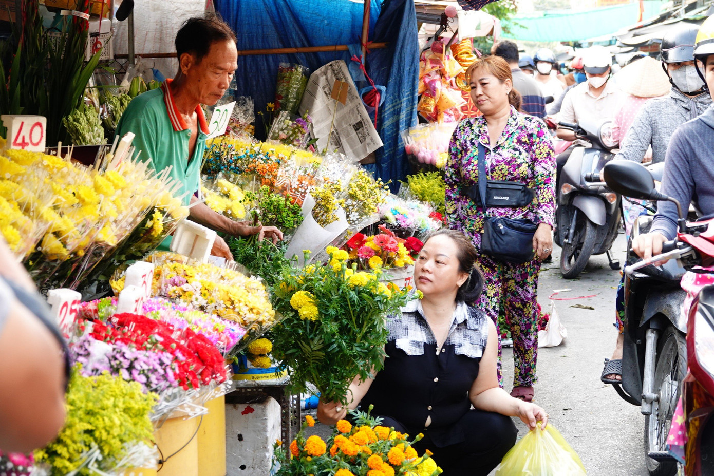 Hoa vạn thọ, cúc, huệ hút khách. Ảnh: Nhật Huy.