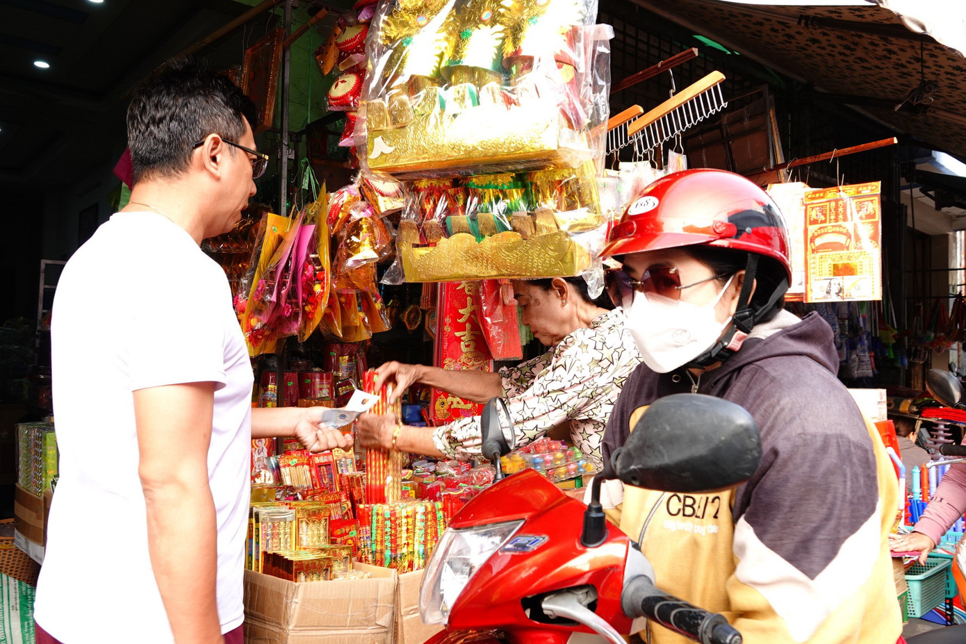 Mẫu mã các mặt hàng vàng mã ông Công, ông Táo năm nay khá đa dạng, phong phú.