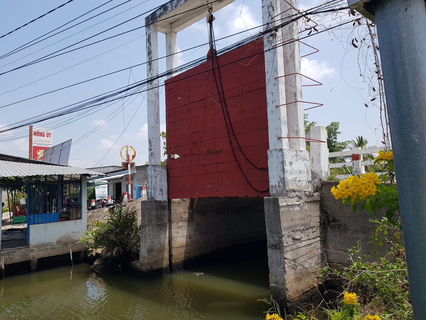 Cống ngăn mặn trên địa bàn huyện Vĩnh Thuận (Kiên Giang) được đầu tư nhưng không vận hành trong nhiều năm.
