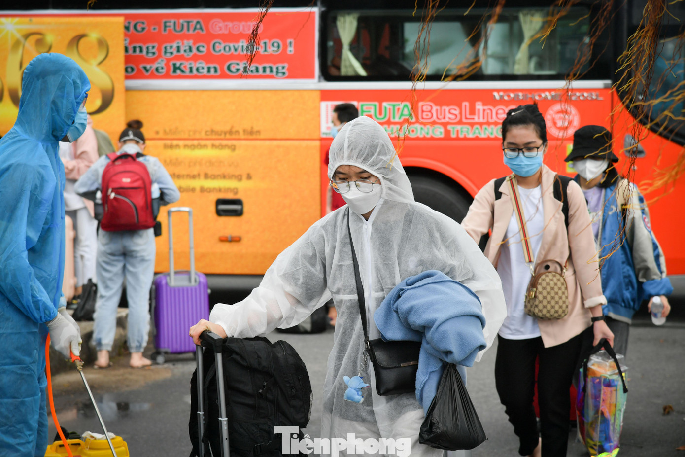 Sau đợt này, UBND tỉnh Kiên Giang sẽ họp bàn rút kinh nghiệm và sẽ tổ chức những đợt tiếp theo để đón bà con trở về quê, làm sao phải bảo đảm tuyệt đối an toàn, an ninh và các điều kiện hậu cần tại khu cách ly tập trung... Ảnh: Phương Vũ.