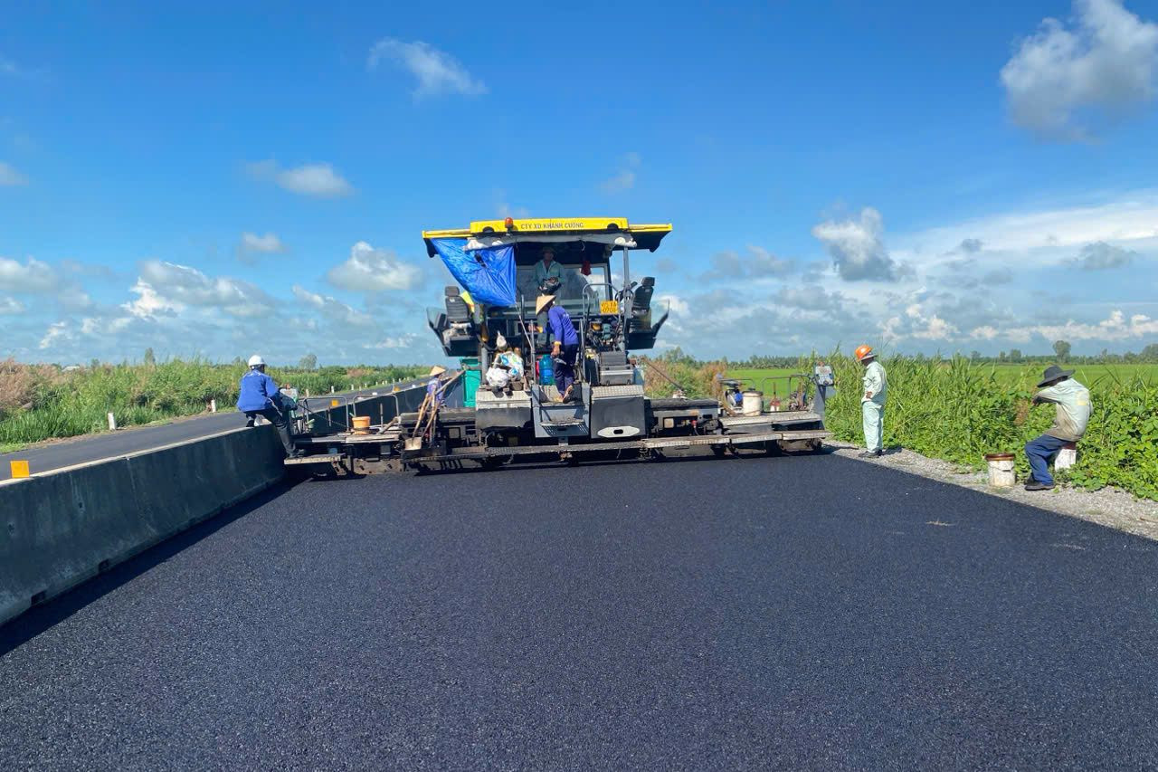 Thảm bê tông nhựa tuyến chính cao tốc Cao Lãnh - Lộ Tẻ.