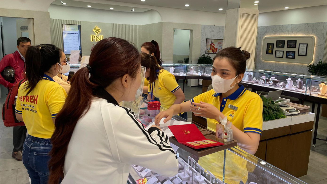Một số số cửa hàng kinh doanh vàng bạc trên địa bàn TP. Cần Thơ đông khách đến mua sắm. Một số số cửa hàng kinh doanh vàng bạc trên địa bàn TP. Cần Thơ đông khách đến mua sắm.