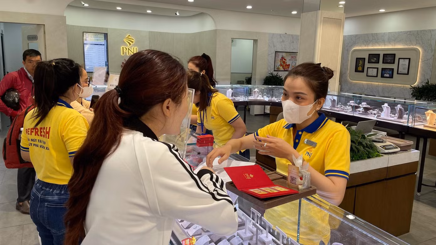 Một số số cửa hàng kinh doanh vàng bạc trên địa bàn TP. Cần Thơ đông khách đến mua sắm.