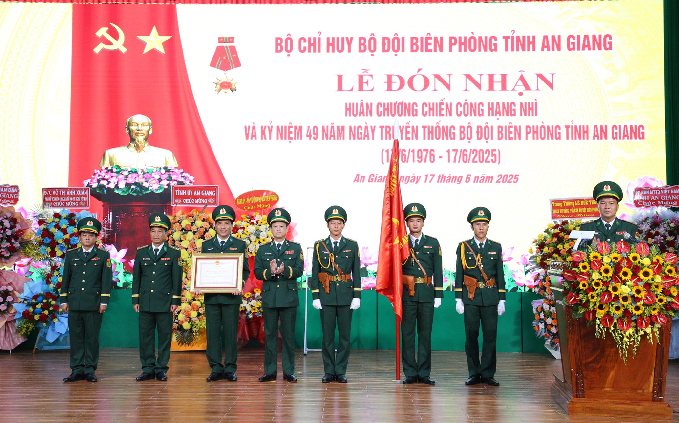 Bộ đội Biên phòng tỉnh An Giang đón nhận Huân chương Chiến công hạng Nhì. Ảnh: Nhật Huy. Bộ đội Biên phòng tỉnh An Giang đón nhận Huân chương Chiến công hạng Nhì. Ảnh: Nhật Huy.