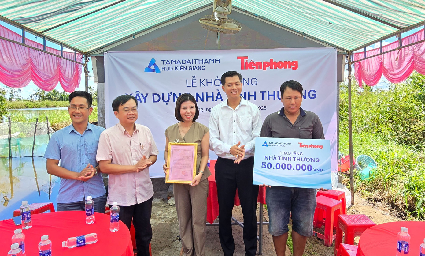 Ông Ngô Phương Vũ – Phó Chủ tịch Ủy ban MTTQ Việt Nam tỉnh Kiên Giang, lãnh đạo Công ty CP Xây dựng HUD Kiên Giang (thuộc Tập đoàn Tân Á Đại Thành), cùng Nhà báo Lê Hữu Việt – Phó Trưởng Văn phòng Báo Tiền Phong tại ĐBSCL, đã trao thư cảm ơn và hỗ trợ xây dựng nhà tình thương trị giá 50 triệu đồng cho anh Phạm Tuấn Võ.